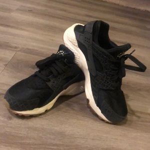 Nike air huarache run. Size 6